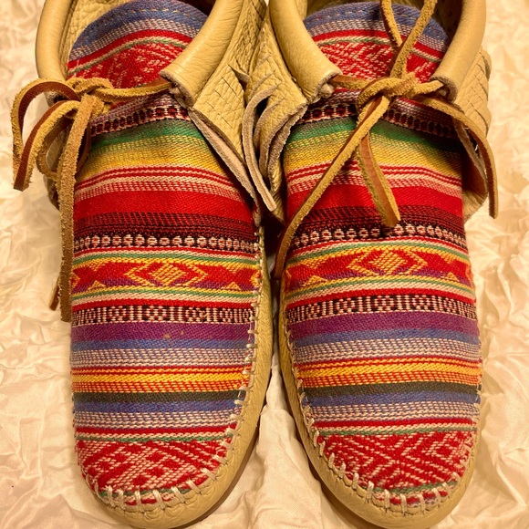 Minnetonka Frisco Western bootie. Leather and woven blanket pattern fabr… - Picture 3 of 8